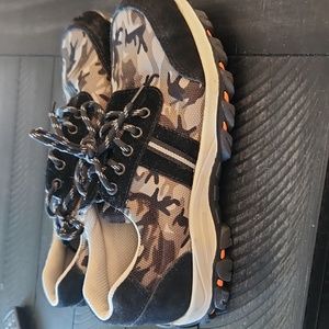 Men's size 9 steel toe hiking shoes brand new